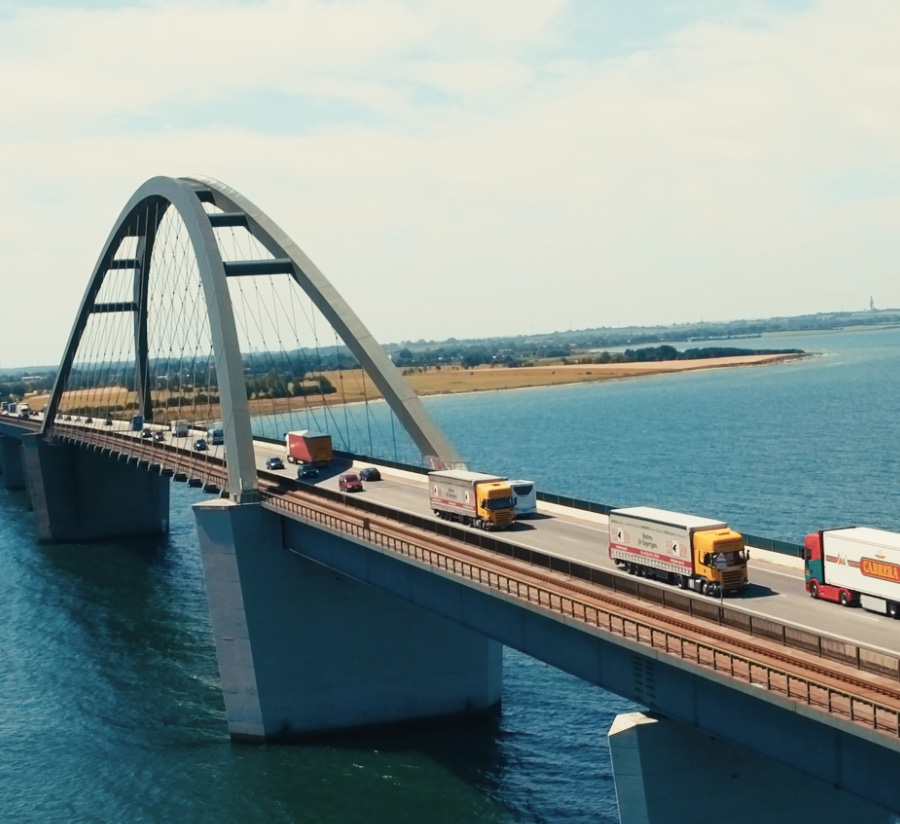 Brücke über Wasser mit Peer-Span-LKWs