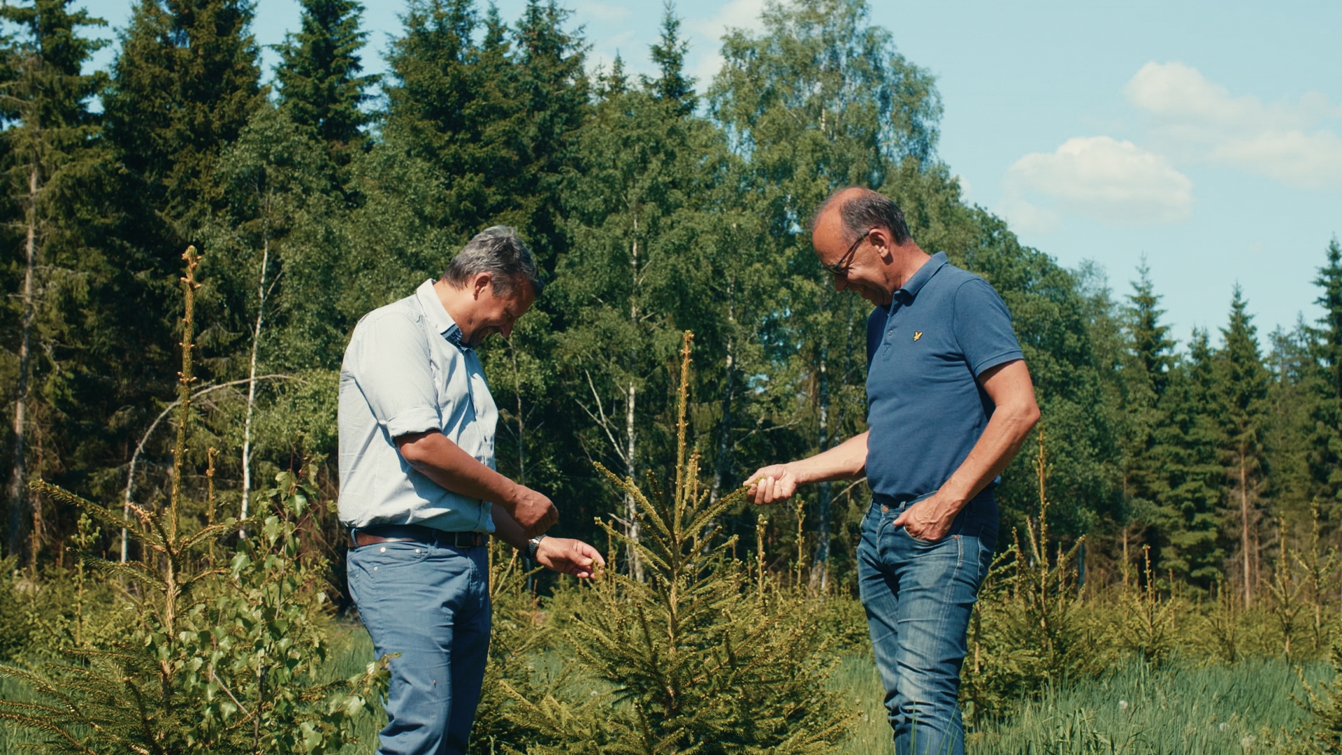Peer-Span zwei Männer vor Wald in Schweden